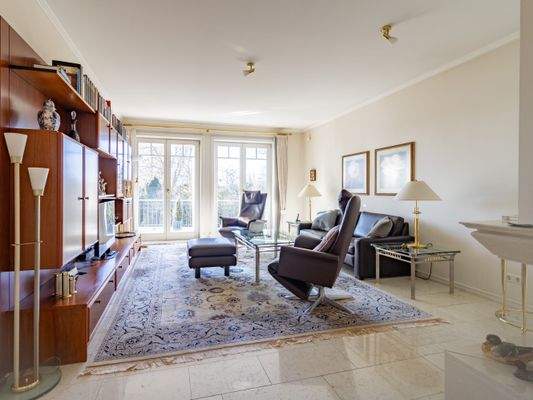 Großzügiges Wohnzimmer mit Zugang zum Balkon