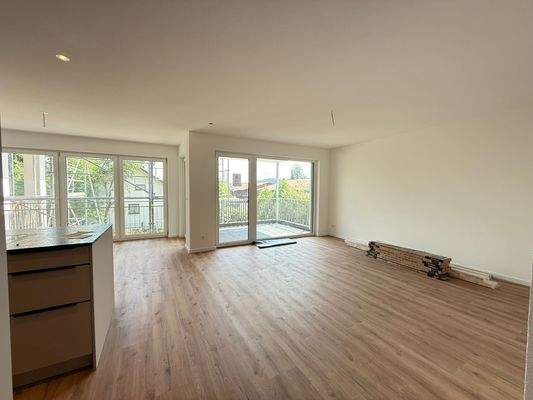 Helles Wohnzimmer mit Balkon