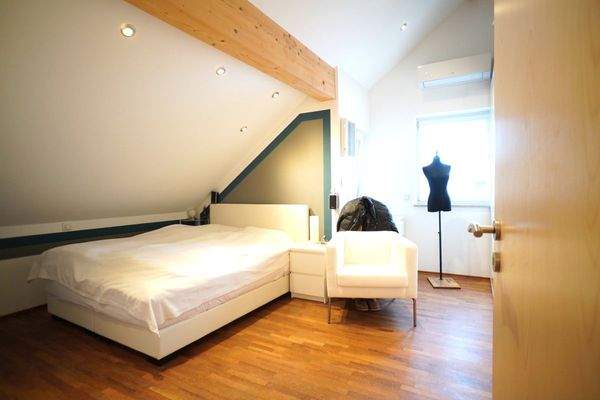 Schlafzimmer im Dachgeschoss mit Klimaanlage