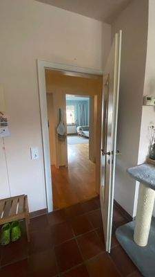 Blick von Küche ins Wohnzimmer mit Balkon 