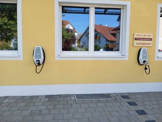 Außen_Nebeneingang_Zufahrt_Wallboxen (3).jpg