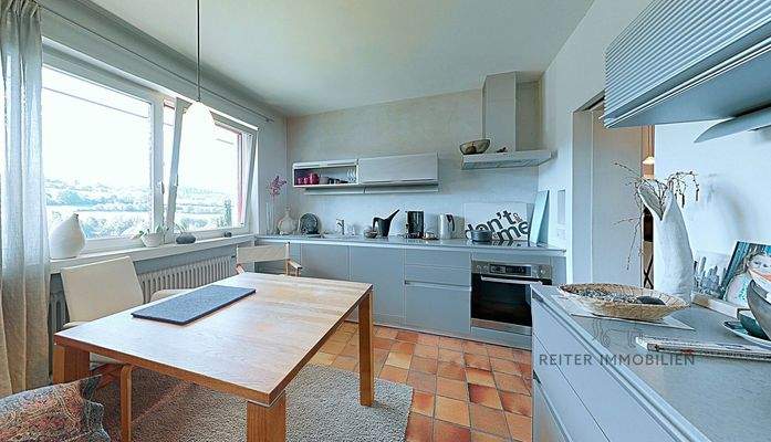 EG: Küche mit hochwertiger Bulthaupküche und separater Speisekammer