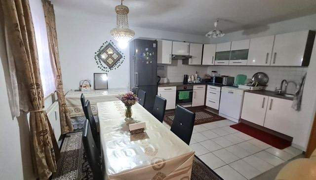 W1: Wohn-/Esszimmer mit Küche