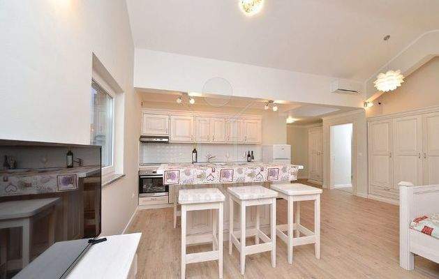 Große Küche und Essbereich