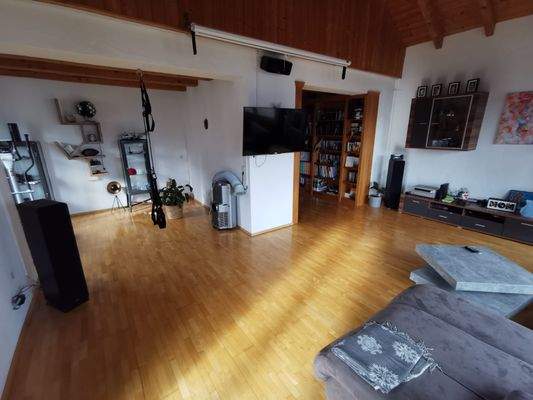 OG-Wohnzimmer mit Balkonzugang