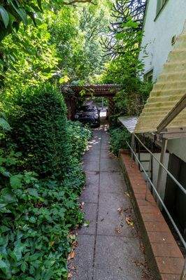 Zuwegung Haus rechts