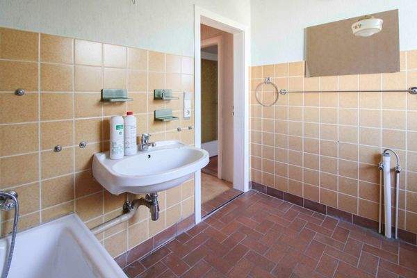 Badezimmer Ansicht 02