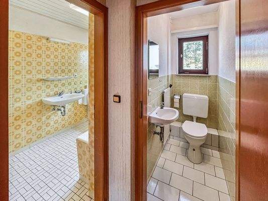 Blick zum Gäste-WC und zum Bad - Obergeschoss 