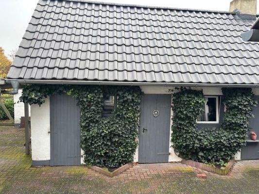 schöner Freisitz zwischen Haus und Nebengebäude