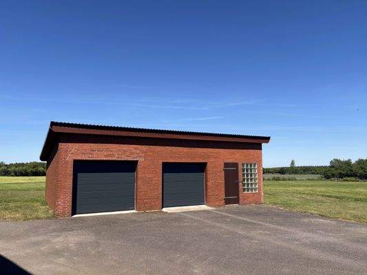 Doppelgarage mit Werkstatt