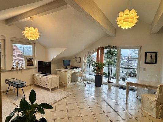 Wohn- und Essbereich | Zugang Balkon