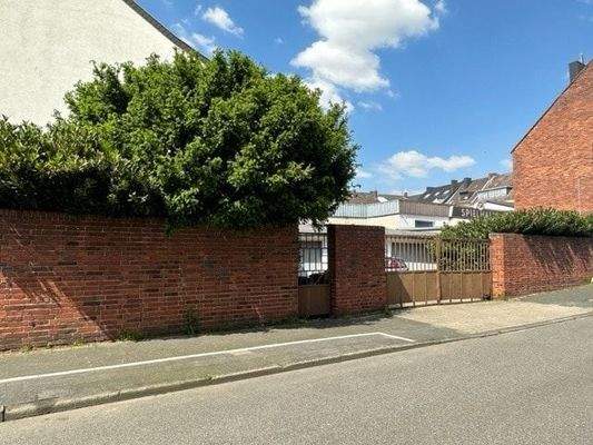 Seitenansicht/Tor zum Innenhof