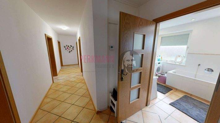 Flur mit Zugang zum Tageslichtbad