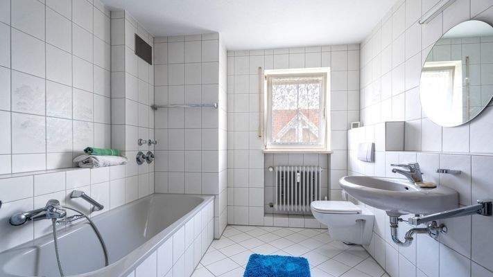 Helles Tageslichtbadezimmer