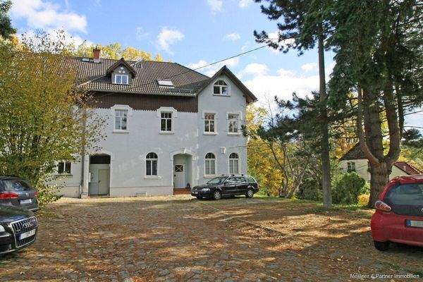 Hausansicht mit Stellplätzen