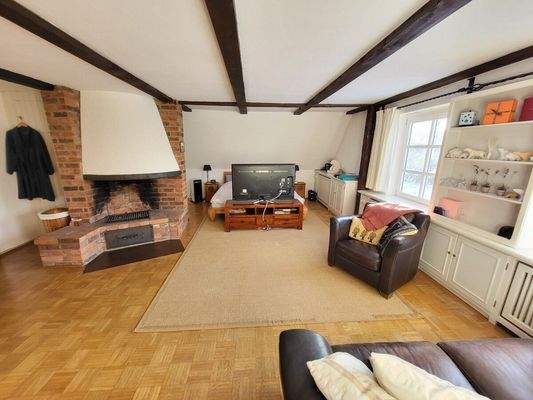 DG: Schlafzimmer mit Kamin