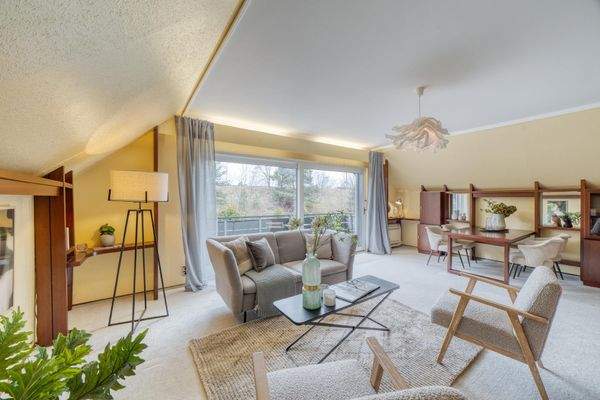 Wohnzimmer mit Zugang zum Balkon im OG