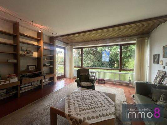 Wohnzimmer mit Gartenblick