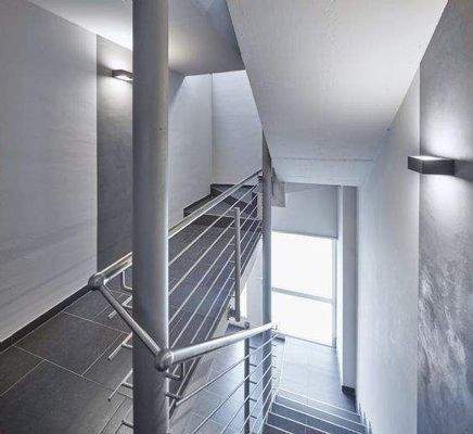 MODERNES TREPPENHAUS MIT AUFZUG (1000kg)