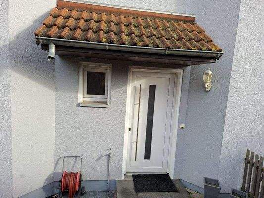 Hauseingang mit Überdachung