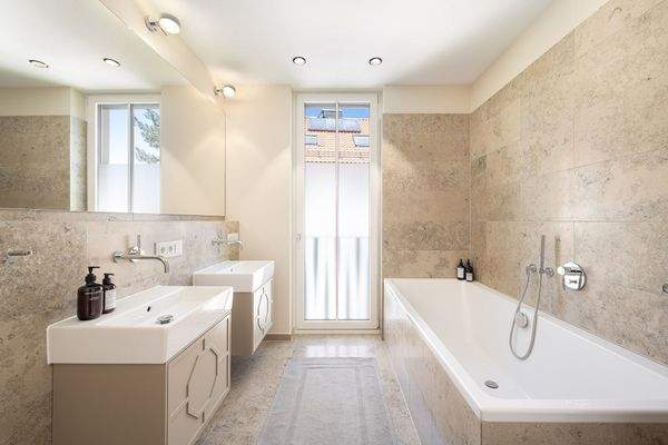 Badezimmer mit Badewanne und Dusche.