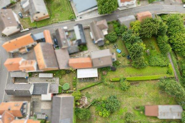Grundstück , Haus und Nebengebäude von oben 