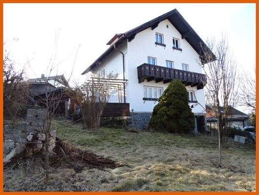 Hausansicht mit Garten