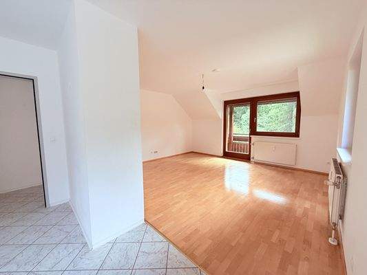 Küche mit Blick ins Wohnzimmer