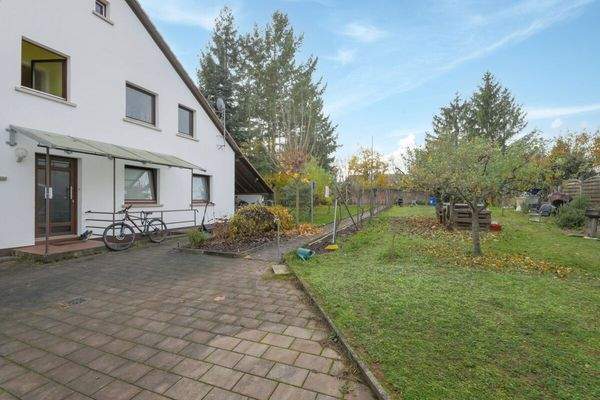 Nebengebäude und Garten - linke Gartenseite