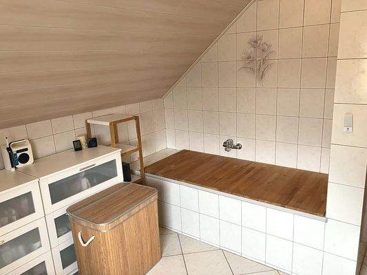 ...mit Wanne und Dusche (Bürogebäude)