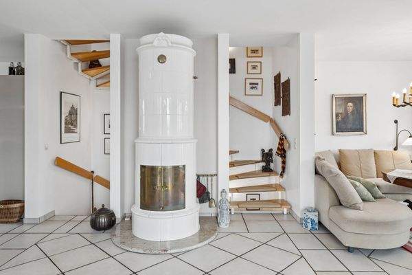 schwedischer Grundofen im Wohnbereich  & Zugang zum Obergeschoss