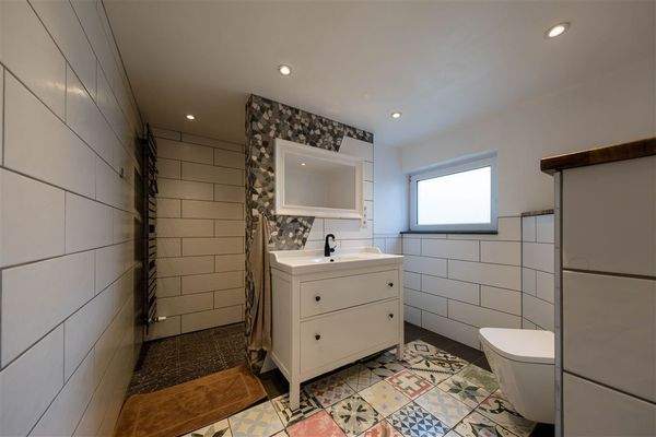 Badezimmer mit Dusche u. WC