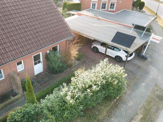 Eingangsbereich mit Carport