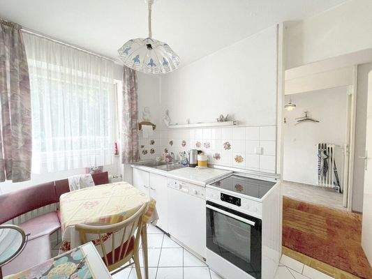 Helle Küche mit Blich zum Essbereich