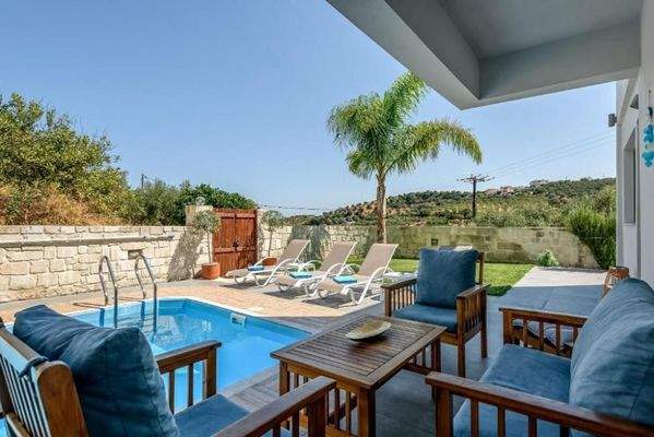 Kreta, Stalos: 2 unabhängige Wohnungen in Strandnähe zu verkaufen