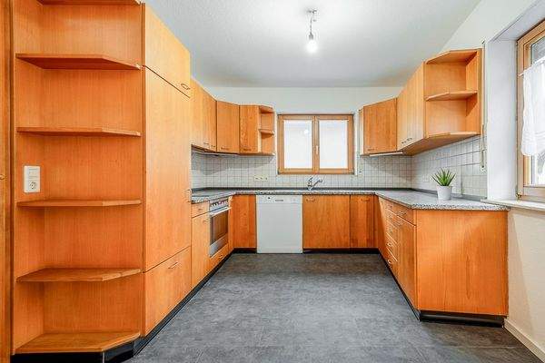 Küche mit Einbauküche &amp; Fenstern