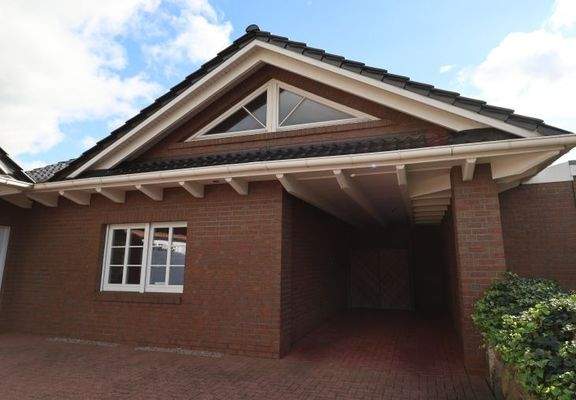 Nebengebäude mit Büro/ Abstellraum/ Carport