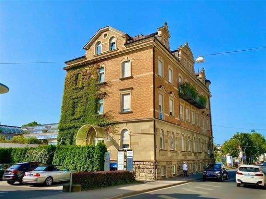 Ansicht und PKW-Stellplätze