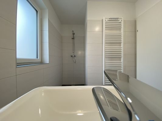 3 Tageslichtbadezimmer mit bodengleicher Dusche