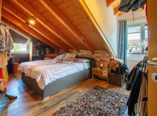 gut geschnittenes Schlafzimmer