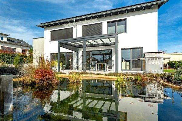 Gartenansicht mit Teich