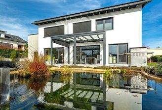 Gartenansicht mit Teich