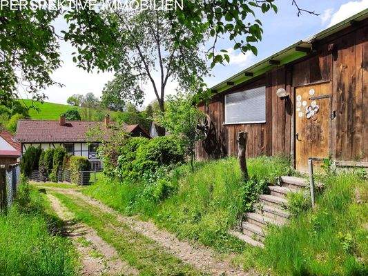 Stall und Wohnhaus mit Weg - Kopie