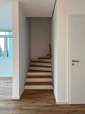 Abstellraum unter Treppenlauf zum Obergeschoß