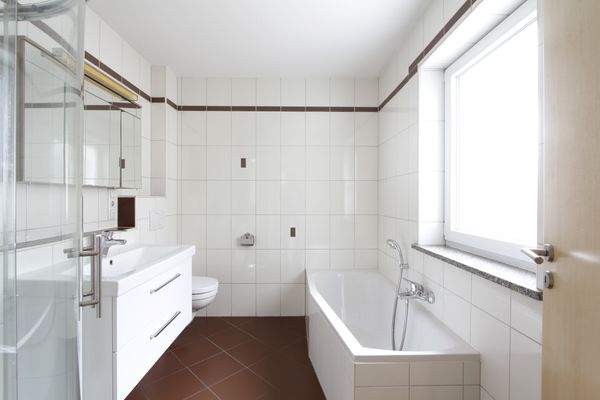 EG Badezimmer mit Wanne...