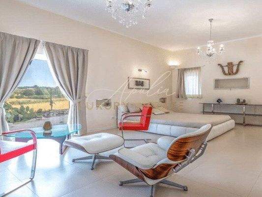 Villa mit Trulli und Pool im Valle d´Itria