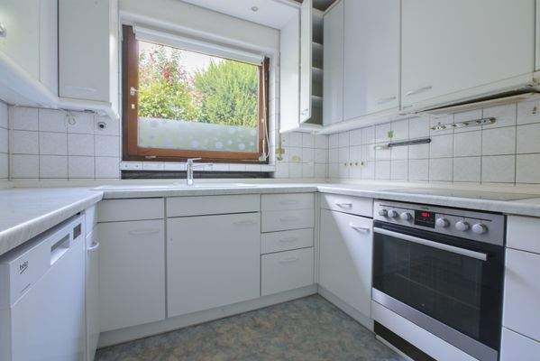 Küche mit Durchreiche