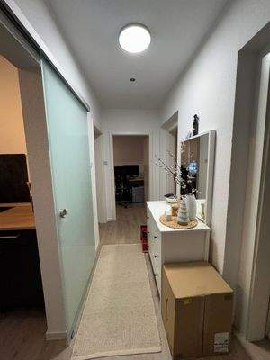 Heller Flur mit Möbeln
