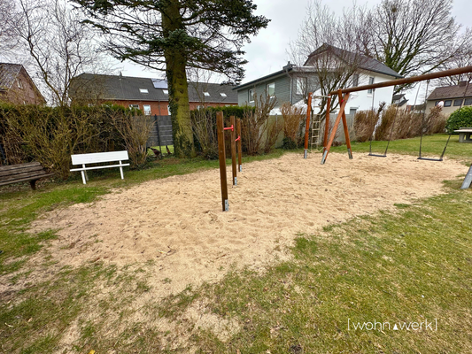 Zur Hausgemeinschaft gehörender Spielplatz mit Tischtennisplatte zzgl. weiteren Außenstellplätzen