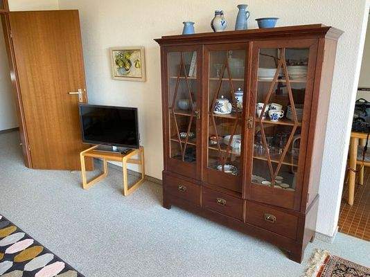 Vitrine mit Fernseher